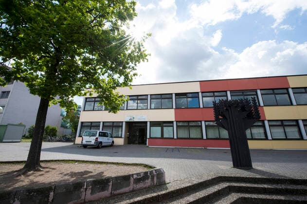 Schulfest wegen Ramadan verschoben 10.05.2019 Aschaffenburg x1x Fröbel-Schule hat ihr Schulfest wegen Ramadan verschoben. Der Schulleiter Johannes Grod bekommt jetzt Hassmails mit rechtsgerichtetem Hintergrund. Im Bild: Schule Aschaffenburg Aschaffenburg Bayern Germany