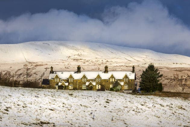 January 28, 2020, Ribblehead, Yorkshire, UK: Ribblehead UK. A row of snow covered houses near Ribblehead in the shadow of Whernside mountain in the Yorkshire Dales this morning. Ribblehead UK  - ZUMAl94_ 20200128_zaf_l94_015 Copyright: xAndrewxMccarenx