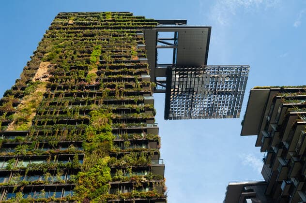 Architektur von Jean Nouvel 08.05.2018, Sydney, New South Wales, Australien - Ein Blick auf das Gebaeude One Central Park, einem nachhaltigen Komplex bestehend aus zwei Wohnhochhaeusern mit Mischnutzung, einem mehrgeschossigen Einkaufszentrum und einer begruenten Fassade. *** 08 05 2018, Sydney, New South Wales, Australia A view of the One Central Park building, a sustainable complex consisting of two mixed-use residential towers, a multi-storey shopping centre and a green façade