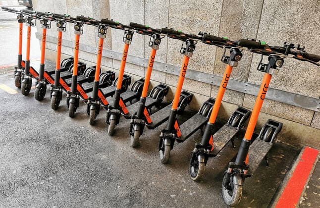 28.01.2020 SCHWEIZ , E-Scooter vom Hersteller Circ in der Zürcher Innenstadt *** 28 01 2020 SWITZERLAND , E scooters from the manufacturer Circ in downtown Zurich 