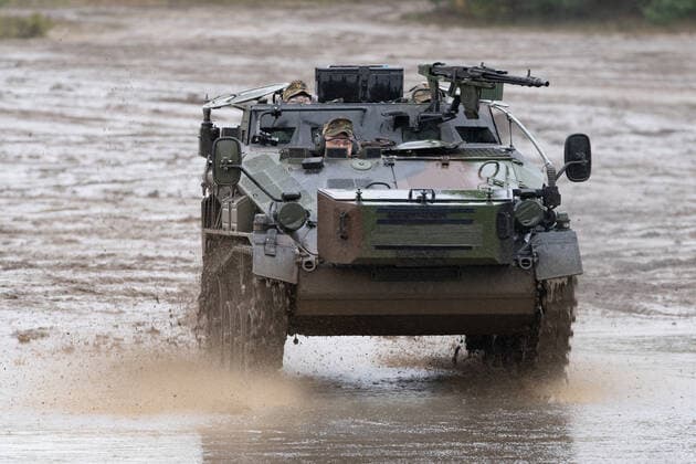 Besuchertag der Informationslehrübung Landoperationen 2019 in Munster und Bergen - Heer der Bundeswehr - gepanzertes Kettenfahrzeug Wiesel;Besuchertag der Informationslehrübung Landoperationen 2019 in Munster und Bergen - Heer der Bundeswehr -, Munster Niedersachsen Deutschland Übungsgelände Munster und Berg *** Visitors Day of the Information Training Exercise on Land Operations 2019 in Munster and Bergen German Army Armoured Tracked Vehicle Wiesel Visitors Day of the Information Training Exercise on Land Operations 2019 in Munster and Bergen German Army, Munster Lower Saxony Germany Training Area Munster and Berg