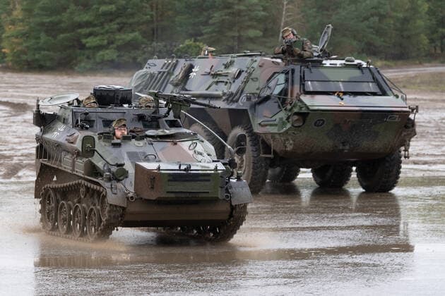 Besuchertag der Informationslehrübung Landoperationen 2019 in Munster und Bergen - Heer der Bundeswehr - gepanzertes Kettenfahrzeug Wiesel mit Panzer Transportpanzer Fucks im Hintergrund;Besuchertag der Informationslehrübung Landoperationen 2019 in Munster und Bergen - Heer der Bundeswehr -, Munster Niedersachsen Deutschland Übungsgelände Munster und Berg *** Visitors Day of the Information Training Exercise Land Operations 2019 in Munster and Bergen German Armed Forces Armoured Tracked Vehicle Wiesel with Panzer Transportpanzer Fucks in the background Visitors Day of the Information Training Exercise Land Operations 2019 in Munster and Bergen German Armed Forces, Munster Lower Saxony Germany Training Area Munster and Berg