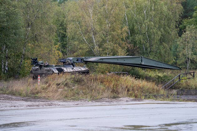 Besuchertag der Informationslehrübung Landoperationen 2019 in Munster und Bergen - Heer der Bundeswehr - Brückenlegepanzer Bieber - Panzer - Brückenleger;Besuchertag der Informationslehrübung Landoperationen 2019 in Munster und Bergen - Heer der Bundeswehr -, Munster Niedersachsen Deutschland Übungsgelände Munster und Berg *** Visitors Day of the Information Training Exercise Land Operations 2019 in Munster and Bergen Army of the German Army Army Army Brückenlegepanzer Bieber Panzer Brückenleger Visitors Day of the Information Training Exercise Land Operations 2019 in Munster and Bergen Army of the German Army , Munster Lower Saxony Germany Training Area Munster and Berg