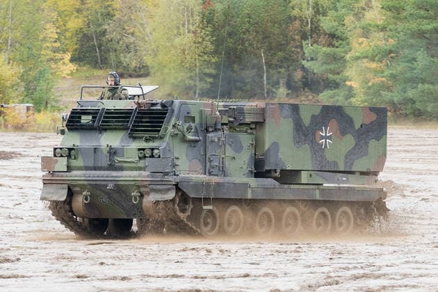 Besuchertag der Informationslehrübung Landoperationen 2019 in Munster und Bergen - Heer der Bundeswehr - Raketenwerfer MARS-II - Mittleres Artillerieraketensystem -Artillerie;Besuchertag der Informationslehrübung Landoperationen 2019 in Munster und Bergen - Heer der Bundeswehr -, Munster Niedersachsen Deutschland Übungsgelände Munster und Berg *** Visitors Day of the Information Training Exercise Land Operations 2019 in Munster and Bergen German Armed Forces Army Rocket Launcher MARS II Medium Artillery Rocket System Artillery Visitors Day of the Information Training Exercise Land Operations 2019 in Munster and Bergen German Armed Forces , Munster Lower Saxony Germany Training Area Munster and Berg