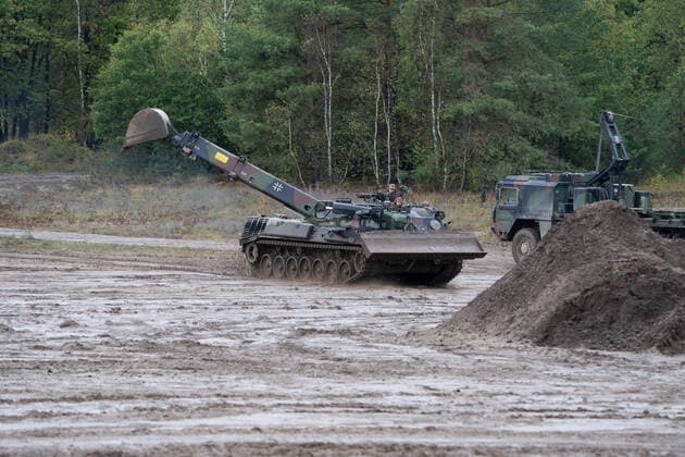 Besuchertag der Informationslehrübung Landoperationen 2019 in Munster und Bergen - Heer der Bundeswehr - Pionierpanzer 2A1 Dachs;Besuchertag der Informationslehrübung Landoperationen 2019 in Munster und Bergen - Heer der Bundeswehr -, Munster Niedersachsen Deutschland Übungsgelände Munster und Berg *** Visitors Day of the Information Training Exercise Land Operations 2019 in Munster and Bergen German Army Pioneer Tank 2A1 Badger Visitors Day of the Information Training Exercise Land Operations 2019 in Munster and Bergen German Army, Munster Lower Saxony Germany Training Area Munster and Berg