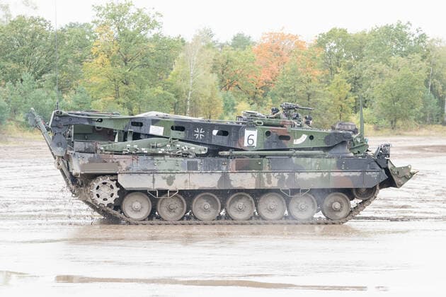 Besuchertag der Informationslehrübung Landoperationen 2019 in Munster und Bergen - Heer der Bundeswehr - Panzer Dachs Pioniereinheit;Besuchertag der Informationslehrübung Landoperationen 2019 in Munster und Bergen - Heer der Bundeswehr -, Munster Niedersachsen Deutschland Übungsgelände Munster und Berg *** Visitors Day of the Information Training Exercise Land Operations 2019 in Munster and Bergen Army of the German Army Tank Badger Pioneer Unit Visitors Day of the Information Training Exercise Land Operations 2019 in Munster and Bergen Army of the German Army , Munster Lower Saxony Germany Training Area Munster and Berg