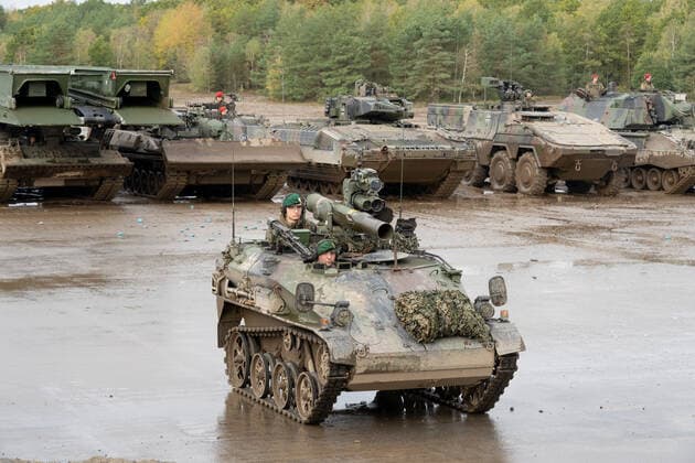 Besuchertag der Informationslehrübung Landoperationen 2019 in Munster und Bergen - Heer der Bundeswehr - Kettenfahrzeug Wiesel im Vordergrund mit Panzer im Hintergrund;Besuchertag der Informationslehrübung Landoperationen 2019 in Munster und Bergen - Heer der Bundeswehr -, Munster Niedersachsen Deutschland Übungsgelände Munster und Berg *** Visitors Day of the Information Training Exercise on Land Operations 2019 in Munster and Bergen German Army Tracked Vehicle Wiesel in the foreground with tank in the background Visitors Day of the Information Training Exercise on Land Operations 2019 in Munster and Bergen German Army , Munster Lower Saxony Germany Training Area Munster and Berg