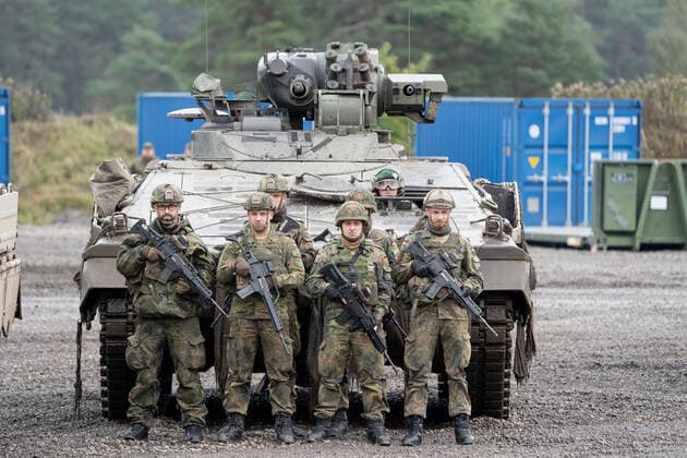 Besuchertag der Informationslehrübung Landoperationen 2019 in Munster und Bergen - Heer der Bundeswehr - Soldaten vor Panzer Puma;Besuchertag der Informationslehrübung Landoperationen 2019 in Munster und Bergen - Heer der Bundeswehr -, Munster Niedersachsen Deutschland Übungsgelände Munster und Berg *** Visitors Day of the Information Training Exercise Land Operations 2019 in Munster and Bergen German Army Soldiers in front of tanks Puma Visitors Day of the Information Training Exercise Land Operations 2019 in Munster and Bergen German Army, Munster Lower Saxony Germany Training Area Munster and Berg
