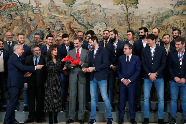 Spanish King Felipe VI (5L) and Queen Letizia (3L) of Spain receive the jerseys of the Spanish national handball team during an audience held at Zarzuela Palace in Madrid, Spain, 28 January 2020. Spanish national handball team won the Euro Handball 2020 Championships final against Croatia, 26 January 2020. Spanish PM receives Spanish National handball team !ACHTUNG: NUR REDAKTIONELLE NUTZUNG!  Copyright: xZipix GRAF090 20200128-637158189838089652
