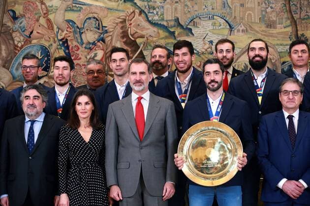 Spanish King Felipe VI (C) and Queen Letizia (2L) of Spain pose for a family pictures with members of the Spanish national handball team during an audience held at Zarzuela Palace in Madrid, Spain, 28 January 2020. Spanish national handball team won the Euro Handball 2020 Championships final against Croatia, 26 January 2020. Spanish PM receives Spanish National handball team !ACHTUNG: NUR REDAKTIONELLE NUTZUNG!  Copyright: xZipix GRAF106 20200128-637158191822744089