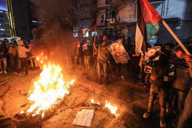 January 28, 2020, Khan Yunis, Gaza Strip, Palestinian Territory: Palestinian demonstrators burn tyres during a protest against US President Donald Trump s Century Deal expected peace plan in Khan Yunis in the southern of Gaza Strip January 28, 2020. Donald Trump has launched his ultimate deal for Middle East peace, saying his detailed 80-page plan would be a realistic two-state solution that had already been agreed to by Israel Khan Yunis Palestinian Territory - ZUMAap3_ 20200128_zaf_ap3_190 Copyright: xAshrafxAmrax