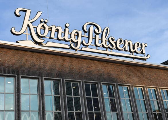 König-Pilsener- Logo am Hauptbahnhof in Duisburg, Jährlich braut die König-Brauerei rund 1,1 Mio. Hektoliter Bier.