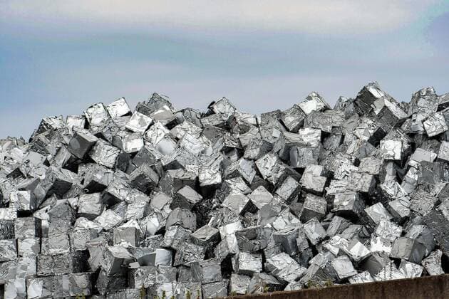 IMAGO Nature: Unsere Erde, Umweltverträgliche Herausforderungen des 21. Jahrhunderts, Recycling Duisburger Hafen: Berge von Altmetall, zu silbernen Würfeln gepresst, türmen sich an einem Pier im Duisburger Hafen, dem grössten Binnenhafen der Welt. 20.000 Schiffe laufen jährlich die Duisburger Hafenbecken an; rund 25.000 Güterzüge werden hier be- und entladen. *** Duisburg Port Mountains of scrap metal, pressed into silver cubes, pile up on a pier in Duisburg Port, the worlds largest inland port 20,000 ships pass through the Duisburg port basins every year around 25,000 freight trains are loaded and unloaded here