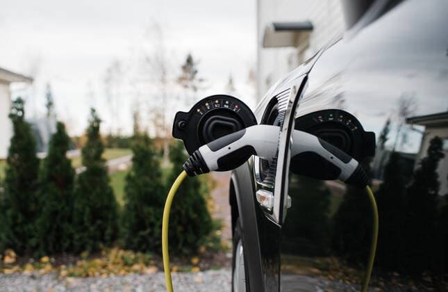 IMAGO Creative: 2022 Aussichten IMAGO Creative: Klimawandel - Zukunft und Innovation electric car lead plugged into an electric car at home Norrtälje, Sweden CR_RABE191120-234412-01
