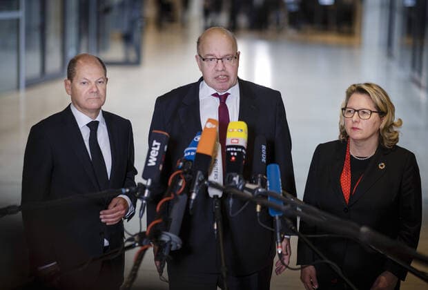 Bilder des Jahres 2020, News 01 Januar News Themen der Woche KW05 Bundesfinanzminister Olaf Scholz, SPD, Bundeswirtschaftsminister Peter Altmaier, CDU, und Bundesumweltministerin Svenja Schulze, SPD, geben gemeinsam ein Pressestatement, anlaesslich des Kohleausstiegsgesetzes im Deutschen Bundestag in Berlin. 29.01.2020. Berlin Deutschland *** Federal Finance Minister Olaf Scholz, SPD, Federal Economics Minister Peter Altmaier, CDU, and Federal Environment Minister Svenja Schulze, SPD, make a joint press statement on the occasion of the coal phase-out law in the German Bundestag in Berlin 29 01 2020 Berlin Germany Copyright: xFelixxZahn photothek.netx