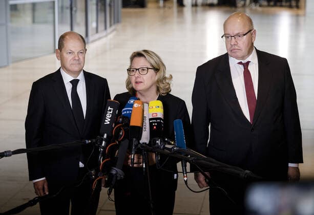 Bundesfinanzminister Olaf Scholz, SPD, Bundeswirtschaftsminister Peter Altmaier, CDU, und Bundesumweltministerin Svenja Schulze, SPD, geben gemeinsam ein Pressestatement, anlaesslich des Kohleausstiegsgesetzes im Deutschen Bundestag in Berlin. 29.01.2020. Berlin Deutschland *** Federal Finance Minister Olaf Scholz, SPD, Federal Economics Minister Peter Altmaier, CDU, and Federal Environment Minister Svenja Schulze, SPD, make a joint press statement on the occasion of the coal phase-out law in the German Bundestag in Berlin 29 01 2020 Berlin Germany Copyright: xFelixxZahn photothek.netx