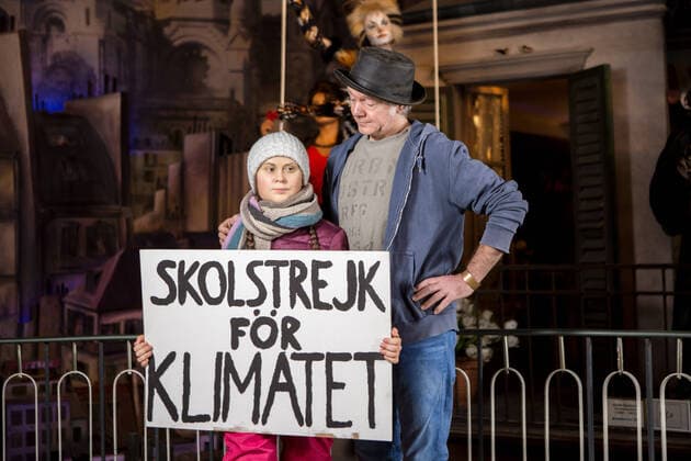 Bilder des Jahres 2020, News 01 Januar News Themen der Woche KW05 News Bilder des Tages Das Panoptikum an der Reeperbahn in St. Pauli (Hamburg) enthuellte am Dienstag(29.01.2020) die schwedische Klimaaktivistin Greta Thunberg als Wachsfigur. (Foto: Bildhauer Gottfried Krueger (Krüger) neben der Wachsfigur die er modellierte) Eine Besonderheit ist, dass sie die erste Wachsfigur im Panoptikum sein wird, die je nach Jahreszeit verschiedene Kleidung tragen soll. Derzeit ist es eine waermende Ski-Hose mit Wollmuetze und dickem Schal. (Siehe epd-Meldung vom 29.01.2020) Greta Thunberg in Wachs auf der Reeperbahn *** The Panoptikum at the Reeperbahn in St Pauli Hamburg unveiled on Tuesday 29 01 2020 the Swedish climate activist Greta Thunberg as a wax figure photo sculptor Gottfried Krueger Krüger next to the wax figure he modelled A special feature is, that she will be the first wax figure in the panopticon to wear different clothe Copyright: epd-bildx PhilippxReiss EDITORIAL USE ONLY
