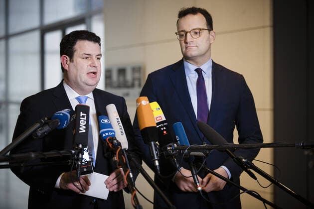 Bundesgesundheitsminister Jens Spahn, CDU und Bundesarbeitsminister Hubertus Heil, SPD, geben ein Pressestatement im Deutschen Bundestag in Berlin. 29.01.2020. Berlin Deutschland