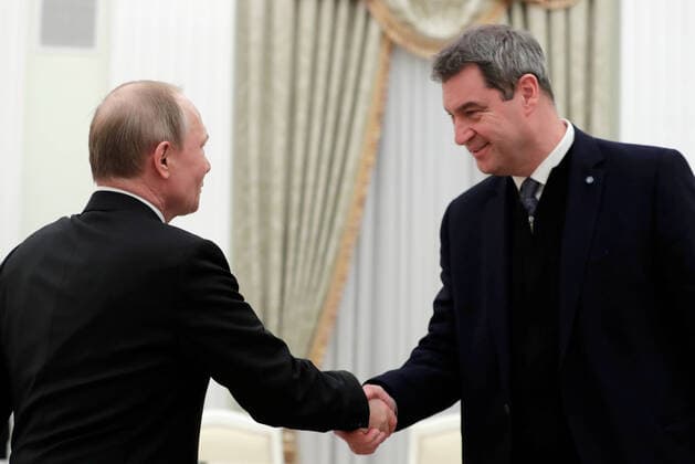 Bilder des Jahres 2020, News 01 Januar News Themen der Woche KW05 News Bilder des Tages MOSCOW, RUSSIA - JANUARY 29, 2020: Russia s President Vladimir Putin (L) and Minister President of Bavaria Markus Soeder shake hands during a meeting at the Moscow Kremlin. Alexei Druzhinin Russian Presidential Press and Information Office TASS  TS0CC243