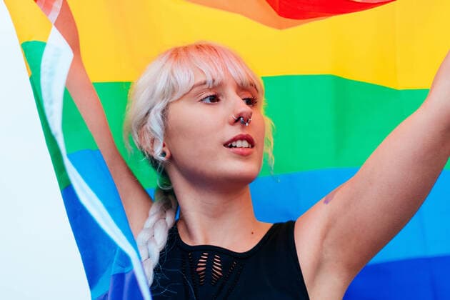 IMAGO Creative: Pride Month 2022, Engagement der Jugendlichen Lesbian woman with the flag of pride in sportswear at gay parade Aviles, Asturias, Spain CR_ADRO200110-282457-01