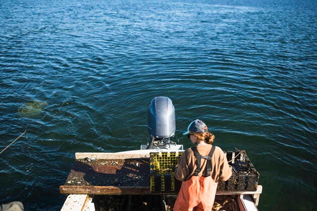 IMAGO Creative, Unsere Erde, Umweltverträgliche Herausforderungen des 21. Jahrhunderts, Überfischung Woman working on conch shellfishing boat on Narragansett Bay Wickford, Rhode Island, United States CR_CABR191204-232487-01