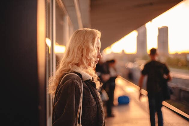 IMAGO Creative: Gesellschaft, Armut Young woman with blond hair waiting for train at subway station CR_DMBE191216A-249785-01