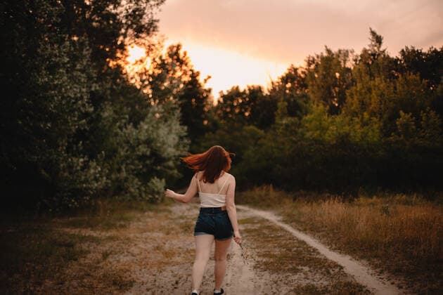 IMAGO Creative, Lifestyle, Tik Tok-Trend thatgirl Rear view of young woman walking on trail in forest during summer CR_DMBE200102B-249999-01