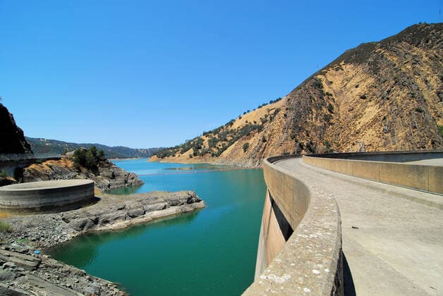 IMAGO Nature: Unsere Erde, Energiequellen, Wasserkraft Lake Berryessa Spillway and Dam in California Napa, CA, United States CR_DOSH191217A-264417-01