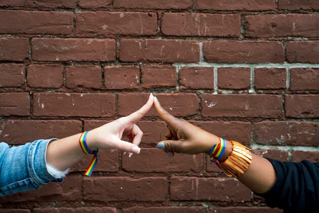IMAGO Creative: Pride Month 2022, Engagement der Jugendlichen Multiracial gay couple holding hands in Brooklyn New York, United States CR_IGMA191205-248754-01