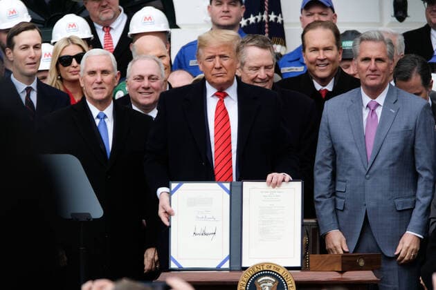 Bilder des Jahres 2020, News 01 Januar News Themen der Woche KW05 News Bilder des Tages President Donald Trump is applauded after signing the United States-Mexico-Canada Agreement at the White House on Wednesday, January 29, 2020. On the 2016 campaign trail President Trump made renegotiating the agreement a priority.  WAP202001291009 AlexxWroblewski