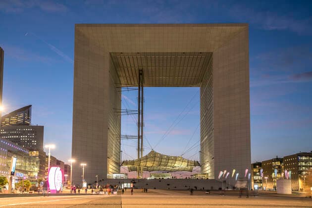 Grande Arche La Grande Arche im Hochhausviertel La Defense in der Abenddämmerung, Paris, Frankreich La Grande Arche at the business district La Defense at dusk, Paris, France