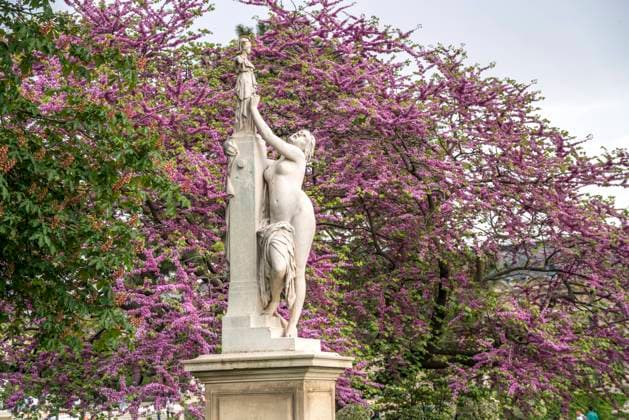 Cassandra unter dem Schutz von Pallas Frauenstatue Cassandra unter dem Schutz von Pallas im Park Jardin des Tuileries, Paris, Frankreich womans statue Cassandra Under the Protection of Pallas at the park Jardin des Tuileries, Paris, France