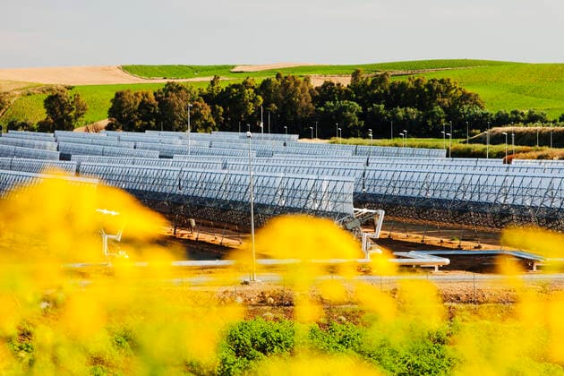 IMAGO Nature: Unsere Erde, Energiequellen, Solarthermie Part of the Solucar solar complex owned by Abengoa energy, in Sanlucar La Mayor, Andalucia, spain. The site has solar tower, parabolic trough and photovoltaic solar technology on the complex, Sierra Nevada, AL, Spain CR_OQMH191210A-261116-01