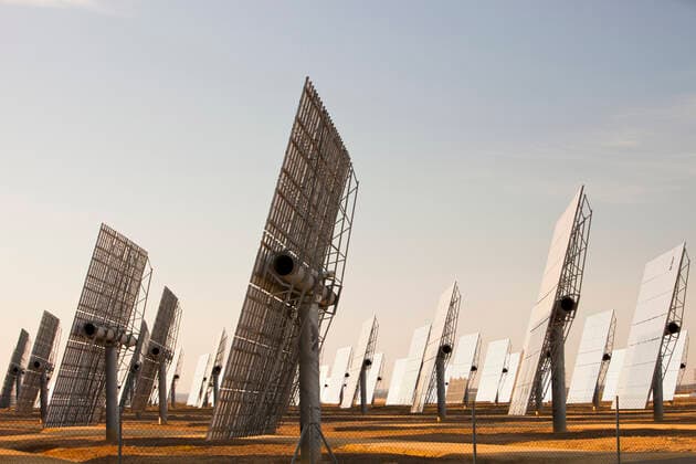 IMAGO Nature: Unsere Erde, Energiequellen, Solarthermie Heliostats, large reflective mirrors directing sunlight to the PS20 solar thermal tower, the only such working solar tower currently in the world. Its is part of the Solucar solar complex own Sierra Nevada, AL, Spain CR_OQMH191210A-261119-01