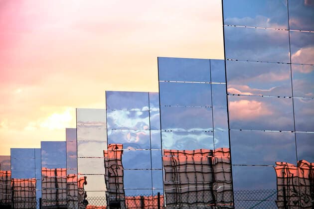 IMAGO Nature: Unsere Erde, Energiequellen, Solarthermie Heliostats, large reflective mirrors directing sunlight to the PS20 solar thermal tower, the only such working solar tower currently in the world. Its is part of the Solucar solar complex own Sanlucar la Mayor, AL, Spain CR_OQMH191210A-261148-01