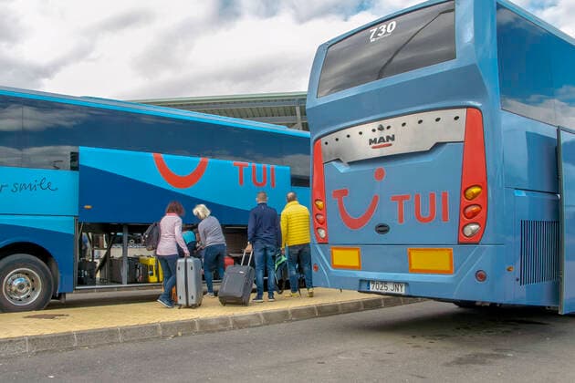 Transfer von Touristen mit TUI Busse zum Hotel - gesehen am 06.01.2020 am Flughafen Rosario auf Fuerteventura