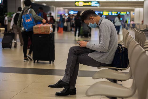 January 29, 2020, Singapore, China: A man wearing protective mask as he waits at Changi Airport in Singapore. Singapore China - ZUMAs197 20200129_zab_s197_025 Copyright: xMaverickxAsiox