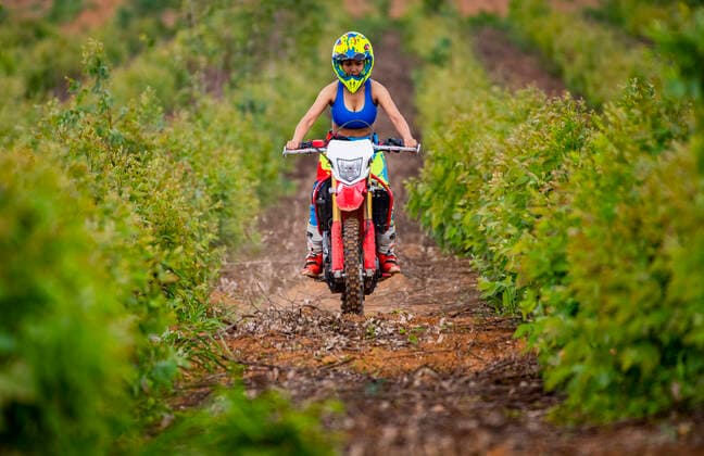 IMAGO Creative: Motorsport Woman on off road bike riding through a agricultural plantation Pak Chong, à¸ˆ.à¸™à¸ à¸£à¸£à¸²à¸äà¸ªà¸µà¸¡à¸², Thailand CR_THHE200102A-226504-01