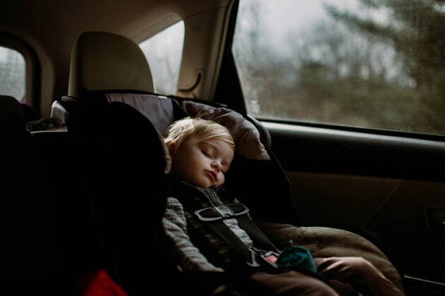 IMAGO Creative: Countdown bis Weihnachten, Nach Hause reisen toddler asleep in carseat on road trip Baltimore, MD R_HHXY191217A-94914-01