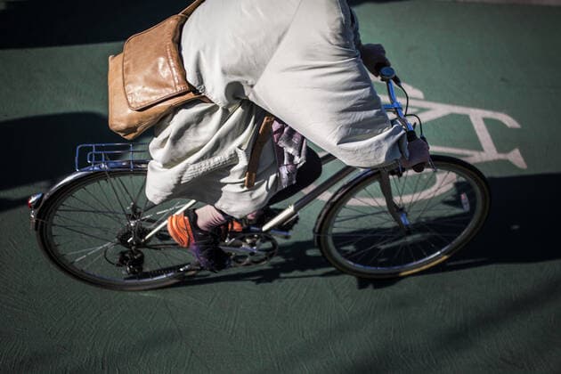 Ein Radfahrer faehrt auf einem Fahrradweg auf der Holzmarktstrasse. Berlin, 17.04.2019. Berlin Deutschland *** A cyclist rides on a bicycle path on Holzmarktstrasse Berlin, 17 04 2019 Berlin Germany Copyright: xFlorianxGaertner photothek.netx