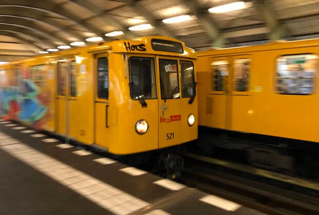 25.01.2020, Berlin, GER - U-Bahnen der Linie 1 im Bahnhof Hallesches Tor. (Alltag, Bahn, Bahnhof, Bahnsteig, befoerdern, Befoerderung, Berlin, Berliner Verkehrsbetriebe, Bewegungsunschaerfe, BVG, deutsch, Deutschland, einfahren, Einfahrt, Europa, europaeisch, fahren, Gesellschaft, Hallesches Tor, innen, Innenaufnahme, Kleinprofil, Linie 1, Linie 3, Menschen, Nahverkehr, oeffentlicher Personennahverkehr, oeffentlicher Personennahverker, OEPNV, Passagiere, Personen, Personenbefoerderung, Personentransport, QF, Querformat, Schiene, Stadt, Stadtbahn, Stadtverkehr, Transport, transportieren, U Bahn, U Bahn System, U Bahnhof, U Bahnsystem, U-Bahn, U-Bahn System, U-Bahnhof, U-Bahnlinie 1, U-Bahnlinie 3, U1, U3, Untergrund, Untergrundbahn, Verkehr, Westeuropa, Zug) 200125D802BERLIN.JPG