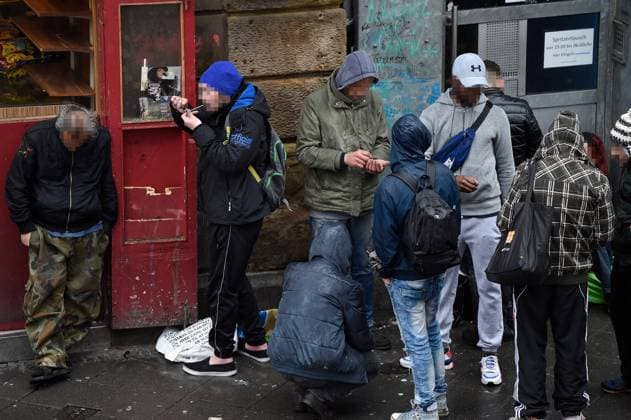 Bordell-Betreiberin Nadine Maletzki 09.05.2019 Frankfurt x1x Dealer und Drogen-Konsumenten stehen sitzen vor dem Drogennotdienst in der Elbestraße 38. Frankfurt Frankfurt Hessen Germany *** Brothel operator Nadine Maletzki 09 05 2019 Frankfurt x1x Dealers and drug users stand in front of the drug emergency service at Elbestraße 38 Frankfurt Frankfurt Frankfurt Hessen Germany