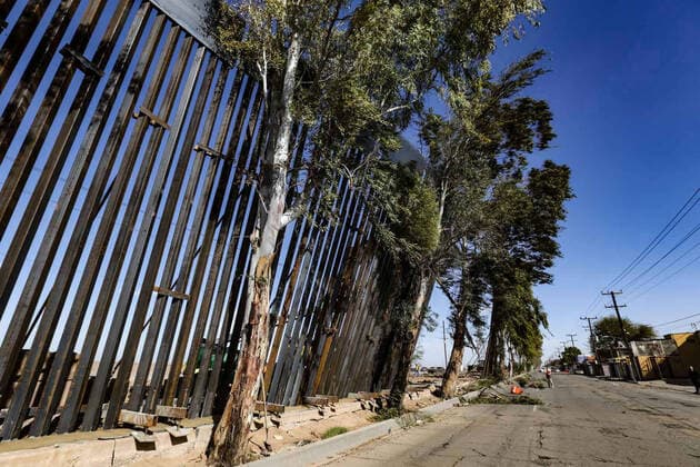 January 29, 2020: EUM20200129NAC08.JPG.MEXICALI, BC. WallMuro-Viento.- 29 de enero 2020. Parte del muro fronterizo que se construye entre Mexico y Estados Unidos, en los tramos de Mexicali y City of Calexico, se inclinaron debido a los fuertes vientos. Foto: Agencia EL UNIVERSALJose Maria CardenasEELG Copyright: xElxUniversalx