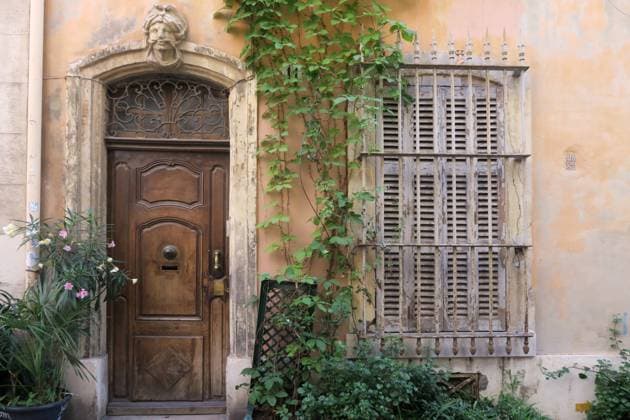 Begrünter Hauseingang im Stadtviertel Le Panier in Marseille. Das Quartier du Panier liegt nördlich des Alten Hafens im 2. Arrondissement. Es ist der Ort der ersten Besiedelung Marseilles.