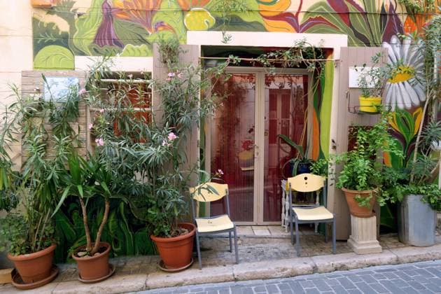 Von Grünpflanzen gesäumter Hauseingang im Stadtviertel Le Panier in Marseille. Das Quartier du Panier liegt nördlich des Alten Hafens im 2. Arrondissement. Es ist der Ort der ersten Besiedelung Marseilles.