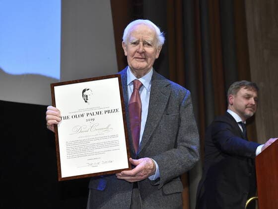 Bilder des Jahres 2020, Entertainment 01 Januar Entertainment Bilder des Tages STOCKHOLM 20200130 The Olof Palme Award 2020 is awarded to author David Cornwell pseudonym John Le Carré at a ceremony in the Concert Hall Grünewaldsalen. Photo Claudio Bresciani TT kod 10090 Stockholm Sweden x10090x *** STOCKHOLM 20200130 The Olof Palme Award 2020 is awarded to author David Cornwell pseudonym John Le Carré at a ceremony in the Concert Hall Grünewaldsalen Photo Claudio Bresciani TT kod 10090 Stockholm Sweden x10090x,  Copyright: xClaudioxBresciani TTx Olof Palme Award 2020