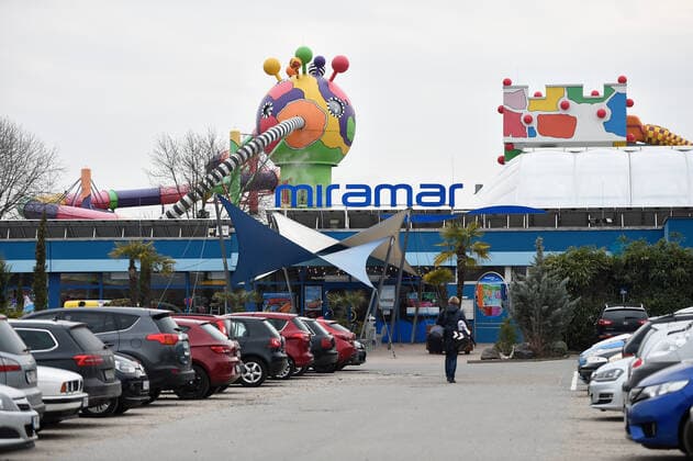 Erlebnisbad, 10 jährige sexuell belästigt. 02.03.2018 Weinheim Erlebnisbad Miramar : Eine 10 jährige wurde hier vor kurzem im Aussenbecken sexuell belästigt. Im Bild: Aussenansicht, Gebäude Weinheim Weinheim Baden-Württemberg Germany *** Erlebnisbad, 10 year old sexually molested 02 03 2018 Weinheim Erlebnisbad Miramar A 10 year old girl was recently sexually molested here in an outdoor pool In the picture outside view, building Weinheim Weinheim Baden Württemberg Germany