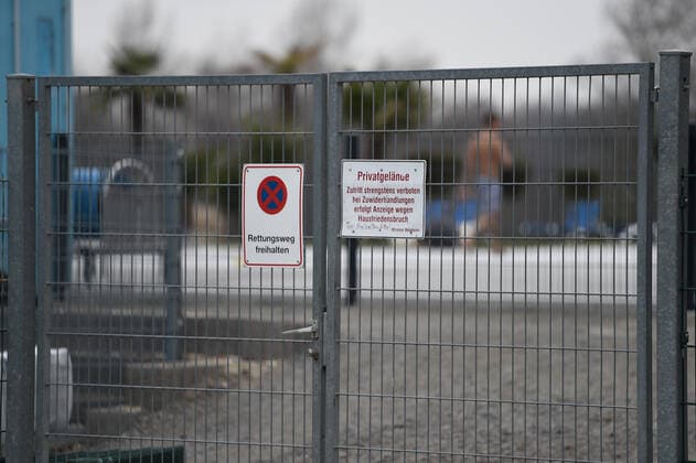 Erlebnisbad Miramar 02.03.2018 Weinheim x1x Erlebnisbad Miramar: Eine 10 jährige wurde hier vor kurzem im Aussenbecken sexuell belästigt. Im Bild: Zaun vor einem Aussenbecken. Weinheim Weinheim Baden-Württemberg Germany *** Erlebnisbad Miramar 02 03 2018 Weinheim x1x Erlebnisbad Miramar A 10 year old girl was recently sexually molested in an outdoor pool here.