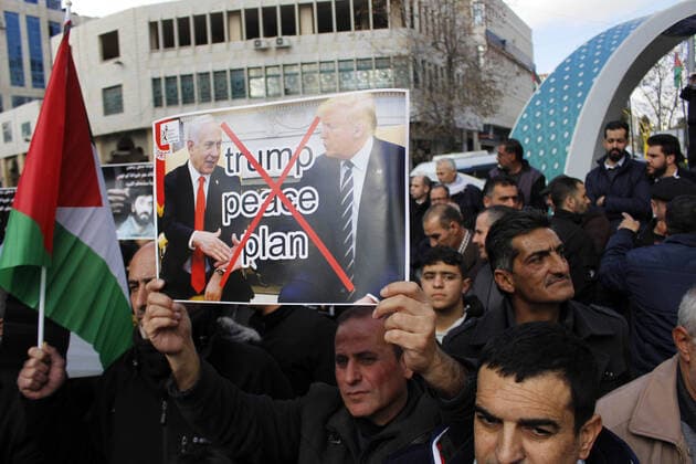Bilder des Jahres 2020, News 01 Januar News Themen der Woche KW05 News Bilder des Tages January 30, 2020, Hebron, West Bank, Palestinian Territory: Palestinians protesters hold banners during protest against US President Donald Trump s Century Deal expected peace plan in the West Bank city of Hebron on January 30, 2020. Donald Trump has launched his ultimate deal for Middle East peace, saying his detailed 80-page plan would be a realistic two-state solution that had already been agreed to by Israel Hebron Palestinian Territory - ZUMAap3_ 20200130_zaf_ap3_070 Copyright: xMosabxShawerx