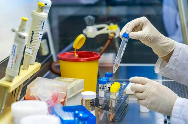 DEU, Deutschland, Baden-Württemberg, Stuttgart, 30.01.2020: Noch ist im Land kein Fall von Coronavirus-Erkrankung nachgewiesen. Baden-Württemberg sieht sich aber gut gerüstet. Am Kompetenzzentrum Gesundheitsschutz des Sozialministeriums wurden die eigenen Laborkapazitäten inzwischen ausgebaut. Ab sofort können dort Proben von Verdachtsfällen im eigenen Labor untersucht werden und müssen nicht mehr nach Berlin geschickt werden. Bereits nach vier Stunden liegen die Ergebnisse vor.